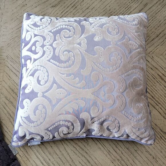 20x20 decorative velvet throw pillow with zipper Kingray💜 - Picture 2 of 8